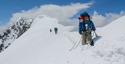 Rekord në Everest, 274 alpinistë pushtojnë majën brenda një dite nga ana e Nepalit Rekord në Everest, 274 alpinistë pushtojnë majën brenda një dite nga ana e Nepalit