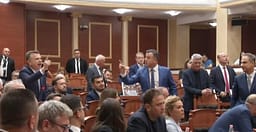 Tensione në Kuvend, Balla: Sali Berisha të sfidoj, dil sot në protestë Tensione në Kuvend, Balla: Sali Berisha të sfidoj, dil sot në protestë