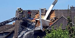 Aeroplani përplaset mbi shtëpinë e një familjeje në Gjermani, dy persona humbin jetën Aeroplani përplaset mbi shtëpinë e një familjeje në Gjermani, dy persona humbin jetën