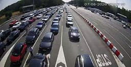 Kolona të gjata në kufirin Serbi–Kroaci, mërgimtarët përballen me pritje të gjata Kolona të gjata në kufirin Serbi–Kroaci, mërgimtarët përballen me pritje të gjata