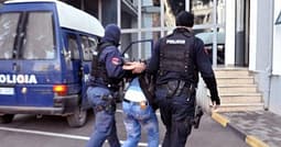 Arrestohet në Shqipëri Anton Allakaj, i dënuar me 11 vjet burgim për vrasje, pritet ekstradimi drejt Kosovës Arrestohet në Shqipëri Anton Allakaj, i dënuar me 11 vjet burgim për vrasje, pritet ekstradimi drejt Kosovës