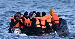 Britania ashpërson kontrollet e azilit, inteligjenca artificiale do të vlerësojë moshën e emigrantëve Britania ashpërson kontrollet e azilit, inteligjenca artificiale do të vlerësojë moshën e emigrantëve