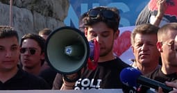 Protesta në Tiranë, studenti nga Shkupi: Gjuha shqipe është amaneti ynë – s’kërkojmë privilegje, vetëm atë që na takon Protesta në Tiranë, studenti nga Shkupi: Gjuha shqipe është amaneti ynë – s’kërkojmë privilegje, vetëm atë që na takon