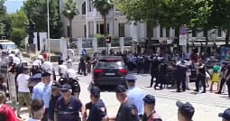 Përplasje para Parlamentit, protestuesit qëllojnë me vezë makinat e deputetëve – arrestohet Dritan Goxhaj Përplasje para Parlamentit, protestuesit qëllojnë me vezë makinat e deputetëve – arrestohet Dritan Goxhaj