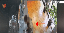 Pamje të momentit kur 23-vjeçari tentoi grabitjen në Shkozë me pistoletë lodër Pamje të momentit kur 23-vjeçari tentoi grabitjen në Shkozë me pistoletë lodër