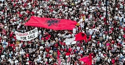 Dita e 27-të e protestës në Tiranë, aktivistët dhe qytetarët nisin marshimin drejt Kryeministrisë Dita e 27-të e protestës në Tiranë, aktivistët dhe qytetarët nisin marshimin drejt Kryeministrisë