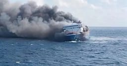 Pesë të vdekur dhe 41 të zhdukur pasi trageti i Indonezisë përfshihet nga flakët Pesë të vdekur dhe 41 të zhdukur pasi trageti i Indonezisë përfshihet nga flakët