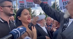 “Ke ardhur për të provokuar masën”, Fitore Pacolli del para protestuesve në Ministri “Ke ardhur për të provokuar masën”, Fitore Pacolli del para protestuesve në Ministri