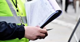 E kishte gjobitur ditë më parë, polici kanoset nga qytetari jashtë orarit të punës E kishte gjobitur ditë më parë, polici kanoset nga qytetari jashtë orarit të punës