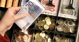 Në bankë u zbuluan 338 euro të dyshuara si të falsifikuara, policia nis hetimet Në bankë u zbuluan 338 euro të dyshuara si të falsifikuara, policia nis hetimet