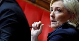 Le Pen në gjyq vendimtar në Paris, rrezikon përjashtimin nga gara presidenciale e 2027 Le Pen në gjyq vendimtar në Paris, rrezikon përjashtimin nga gara presidenciale e 2027