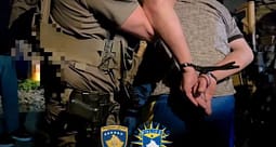 Policia publikon pamje nga arrestimi i të dyshuarit për krime lufte Policia publikon pamje nga arrestimi i të dyshuarit për krime lufte