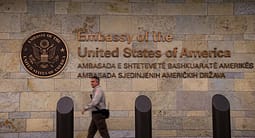 Ambasada e SHBA për “Xhandarmërinë”: Po i monitorojmë njoftimet, presim të jetë në përputhje me zotimet për paqe e siguri Ambasada e SHBA për “Xhandarmërinë”: Po i monitorojmë njoftimet, presim të jetë në përputhje me zotimet për paqe e siguri
