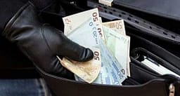 Në hyrje të lokalit u grabit me forcë, të dyshuarit ia morën paratë nga xhepi Në hyrje të lokalit u grabit me forcë, të dyshuarit ia morën paratë nga xhepi