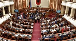 Opozita në ‘këmbë’ pengon procesin e votimit duke bërë zhurmë, mazhornaca vijon me kalimin e projektligjeve Opozita në ‘këmbë’ pengon procesin e votimit duke bërë zhurmë, mazhornaca vijon me kalimin e projektligjeve