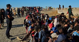 Dhjetëra mijëra emigrantë vërshuan në tokën spanjolle, Maroku: E kishim paralajmëruar Spanjën Dhjetëra mijëra emigrantë vërshuan në tokën spanjolle, Maroku: E kishim paralajmëruar Spanjën