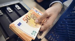Policia arreston dy zyrtarë bankarë, dyshohet se ngarkuan një grua me kredi 25 mijë euro pa dijeninë e saj Policia arreston dy zyrtarë bankarë, dyshohet se ngarkuan një grua me kredi 25 mijë euro pa dijeninë e saj