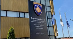 Ndalohen tre persona për keqpërdorim detyre – në mesin e tyre një noter Ndalohen tre persona për keqpërdorim detyre – në mesin e tyre një noter
