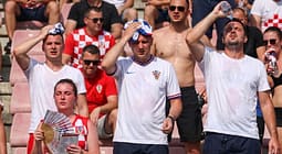 FIFA ndalon shishet e ujit në Kupën e Botës, tifozët dhe ekspertët të indinjuar me vendimin FIFA ndalon shishet e ujit në Kupën e Botës, tifozët dhe ekspertët të indinjuar me vendimin