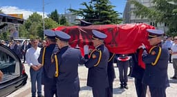 I jepet lamtumira e fundit policit që u vra në detyrë në Shqipëri I jepet lamtumira e fundit policit që u vra në detyrë në Shqipëri