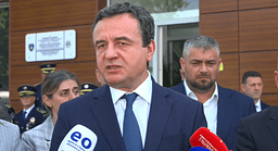 Krerët e institucioneve nderojnë policët e rënë, Kurti: Republika është më e sigurt se kurrë Krerët e institucioneve nderojnë policët e rënë, Kurti: Republika është më e sigurt se kurrë