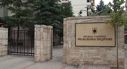 Mashtronin të huajt se do të rifitonin paratë e humbura në “Call Center”, Prokuroria e Tiranës dërgon në gjyq 3 persona Mashtronin të huajt se do të rifitonin paratë e humbura në “Call Center”, Prokuroria e Tiranës dërgon në gjyq 3 persona