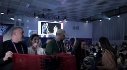 ‘‘Gruaja nga delegacioni serb tentoi ta largonte flamurin e Kosovë’’, gazetari njofton për një incident në Vjenë në Eurovision ‘‘Gruaja nga delegacioni serb tentoi ta largonte flamurin e Kosovë’’, gazetari njofton për një incident në Vjenë në Eurovision