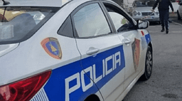 Grabitje me armë në Kamëz, dy persona të maskuar futen në argjendari dhe vjedhin bizhuteritë Grabitje me armë në Kamëz, dy persona të maskuar futen në argjendari dhe vjedhin bizhuteritë