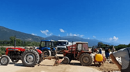 Kanali i ri lë mijëra hektarë pa ujë, bujqit e Pollogut bllokojnë punimet, kërkojnë ujë për vaditje Kanali i ri lë mijëra hektarë pa ujë, bujqit e Pollogut bllokojnë punimet, kërkojnë ujë për vaditje