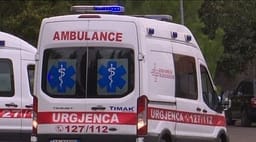 Bie nga ballkoni një grua në Vlorë, dërgohet për trajtim në spital Bie nga ballkoni një grua në Vlorë, dërgohet për trajtim në spital
