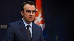 Akuza të ashpra nga Beogradi: Petkoviqi mbron Radojçiqin, akuzon Kurtin Akuza të ashpra nga Beogradi: Petkoviqi mbron Radojçiqin, akuzon Kurtin