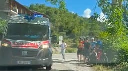 Turisti gjerman rrëshqet me biçikletë në rrugën Përmet–Çarçovë, transportohet në spital Turisti gjerman rrëshqet me biçikletë në rrugën Përmet–Çarçovë, transportohet në spital