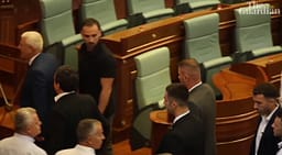 Vezët ndaj Kurtit në Kuvend, The Guardian: Në vitin 2015 ngjashëm u qëllua Isa Mustafa Vezët ndaj Kurtit në Kuvend, The Guardian: Në vitin 2015 ngjashëm u qëllua Isa Mustafa