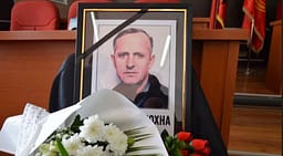Varroset Isuf Hoxha, iu gjetën mbetjet mortore pas 27 vjetësh Varroset Isuf Hoxha, iu gjetën mbetjet mortore pas 27 vjetësh