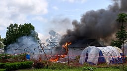 Banorë të revoltuar djegin tendat e spitalit të Ebolës në Kongo pas mosdorëzimit të trupit të një të riu Banorë të revoltuar djegin tendat e spitalit të Ebolës në Kongo pas mosdorëzimit të trupit të një të riu