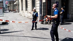 Sulm terrorist në stacionin e trenit në Zvicër, tre persona theren me thikë, dëshmitarët thonë se i dyshuari bërtiti ‘‘Allahu Ekber’’ Sulm terrorist në stacionin e trenit në Zvicër, tre persona theren me thikë, dëshmitarët thonë se i dyshuari bërtiti ‘‘Allahu Ekber’’