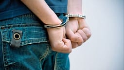 Arrestohet në Kroaci dhe ekstradohet në Kosovë një person i kërkuar ndërkombëtarisht Arrestohet në Kroaci dhe ekstradohet në Kosovë një person i kërkuar ndërkombëtarisht