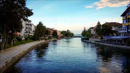 Në prag të sezonit turistik, Struga mbetet pa kuzhinierë, të kualifikuarit ikin jashtë vendit Në prag të sezonit turistik, Struga mbetet pa kuzhinierë, të kualifikuarit ikin jashtë vendit