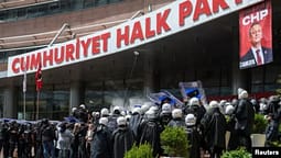 Policia turke hyn me forcë në selinë e partisë opozitare për të larguar udhëheqjen e shkarkuar Policia turke hyn me forcë në selinë e partisë opozitare për të larguar udhëheqjen e shkarkuar