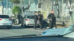 Shqiptari plagos me armë pakistanezin, ndjekje si në filma rrugëve të Athinës, 3 në pranga Shqiptari plagos me armë pakistanezin, ndjekje si në filma rrugëve të Athinës, 3 në pranga