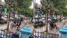 Grabitet një argjendari në Kamëz – Pamje kur 2 autorët dalin me çantën e mbushur me bizhuteri dhe armë në dorë Grabitet një argjendari në Kamëz – Pamje kur 2 autorët dalin me çantën e mbushur me bizhuteri dhe armë në dorë