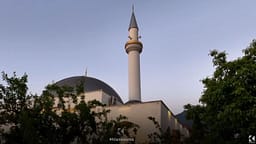 Festë e mesazhe të veçanta nga falja e namazit të Kurban Bajramit në xhaminë “Haxhi Ibrahim Devolli” në Pejë (VIDEO) Festë e mesazhe të veçanta nga falja e namazit të Kurban Bajramit në xhaminë “Haxhi Ibrahim Devolli” në Pejë (VIDEO)