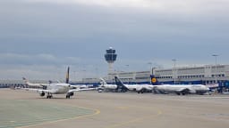 Panik në aeroportin e Athinës, avioni me 184 persona në bord pëson defekt në ajër Panik në aeroportin e Athinës, avioni me 184 persona në bord pëson defekt në ajër