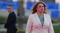 Pas largimit të ministrit të Mbrojtjes, Letonia në krizë politike – Edhe kryeministrja jep dorëheqjen Pas largimit të ministrit të Mbrojtjes, Letonia në krizë politike – Edhe kryeministrja jep dorëheqjen