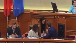 Ferit Hoxha ia “zë” vendin Edi Ramës, punonjësja e protokollit i kërkon të largohet nga karrigia e kryeministrit Ferit Hoxha ia “zë” vendin Edi Ramës, punonjësja e protokollit i kërkon të largohet nga karrigia e kryeministrit