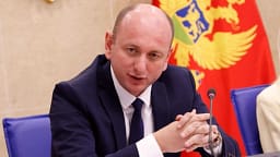 Kush është Milan Knezheviq, politikani proserb në Mal të Zi që çoi përpara iniciativën për “çnjohjen” e Kosovës Kush është Milan Knezheviq, politikani proserb në Mal të Zi që çoi përpara iniciativën për “çnjohjen” e Kosovës