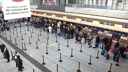 Nga 1 qershori aviokompanitë përfitojnë 3 deri në 6 € për secilin mërgimtar që e sjellin në Kosovë Nga 1 qershori aviokompanitë përfitojnë 3 deri në 6 € për secilin mërgimtar që e sjellin në Kosovë