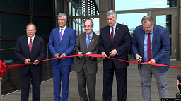 Propozimi që ndërtesës në Ambasadën amerikane në Kosovë t’i vihet emri i Engelit merr aprovimin e parë Propozimi që ndërtesës në Ambasadën amerikane në Kosovë t’i vihet emri i Engelit merr aprovimin e parë