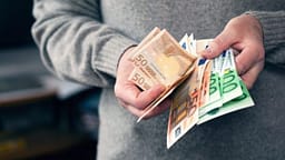 Klientja u ngarkua me kredi fiktive 25 mijë euro, prokuroria kërkon një muaj paraburgim për dy punëtorët e bankës Klientja u ngarkua me kredi fiktive 25 mijë euro, prokuroria kërkon një muaj paraburgim për dy punëtorët e bankës