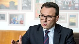 Petkoviq sulmon Kurtin pasi institucionet e Kosovës morën nën kontroll stacionet hekurudhore, u bën thirrje serbëve të rreshtohen “nën një bajrak” Petkoviq sulmon Kurtin pasi institucionet e Kosovës morën nën kontroll stacionet hekurudhore, u bën thirrje serbëve të rreshtohen “nën një bajrak”